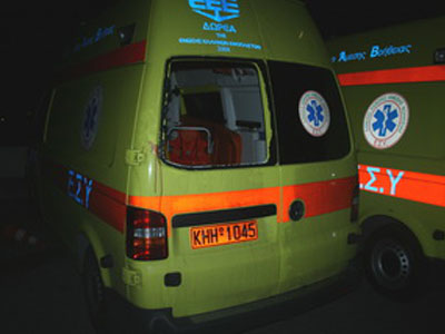 Έπαιξε… μποξ με ασθενοφόρο και τραυματίστηκε