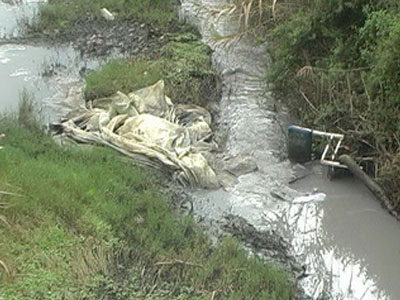 Λύματα και σκουπίδια κάθε είδους στο Κατσικάρι