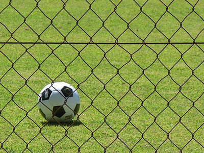 Τον διευκόλυναν να ξεφύγει, αφού χτύπησε τον τερματοφύλακα