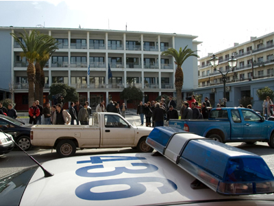 Έστησαν αντίσκηνα έξω από τη νομαρχία