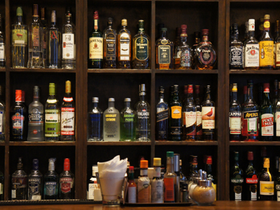 Πήραν λεφτά, κινητά και αλκοολούχα ποτά