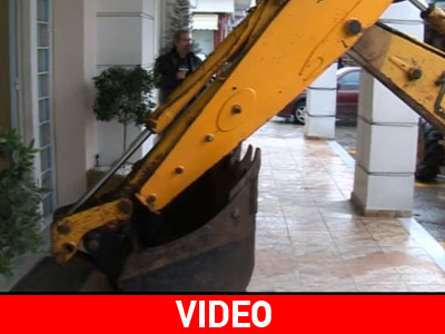 Μπούκαρε στο δημαρχείο με την μπουλντόζα