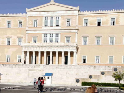 Έξω από τη Βουλή οι συνταξιούχοι