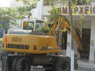 Απέκλεισε το δημαρχείο με μπουλντόζα