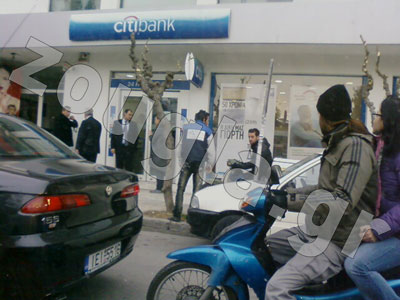 Συνελήφθη ο ληστής, μόλις βγήκε απ’ την τράπεζα