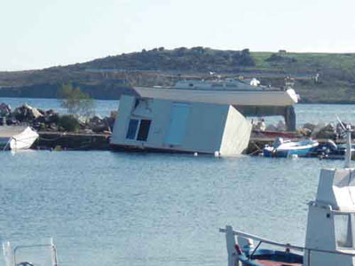 Ο αέρας παρέσυρε το container