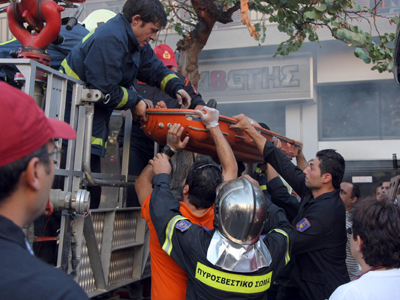 Ένας άνδρας νεκρός, μια γυναίκα και ένα παιδί σοβαρά τραυματισμένοι