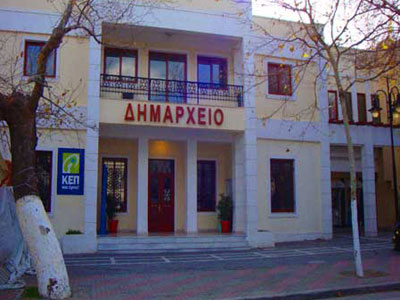 Έπεσε ξύλο στο Δημαρχείο Πεταλούδων!