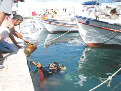 Mετ’ εμποδίων ο καθαρισμός του λιμανιού