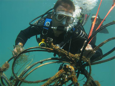 Θα καθαρίσουν την παραλία και τον βυθό