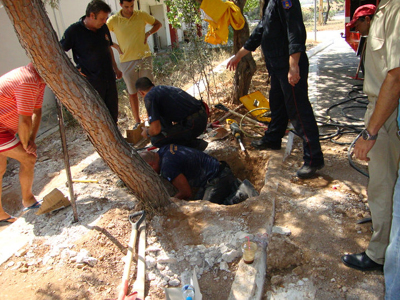 To έσωσαν σπάζοντας τσιμεντένιο αγωγό