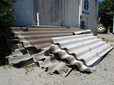 Πλάκες αμιάντου δίπλα σε σχολείο!