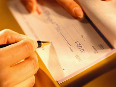 Προσκόμισε εν αγνοία του πλαστή επιταγή