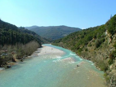 Παράνομες αμμοληψίες «τρώνε» τον Εύηνο