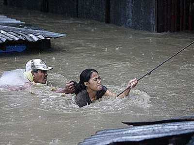 Φιλιππίνες: 42 νεκροί και 400.000 εκτοπισμένοι από τις πλημμύρες