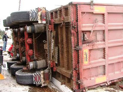 Ανετράπη φορτηγό