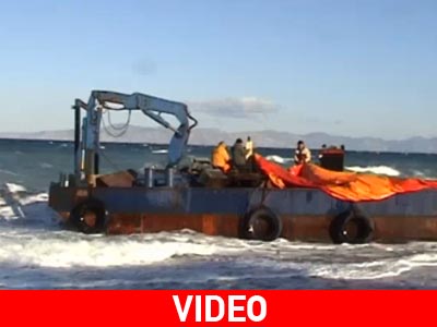 Πλωτό γερανοφόρο προσάραξε σε παραλία της Ρόδου Πλωτό γερανοφόρο προσάραξε σε παραλία της Ρόδου