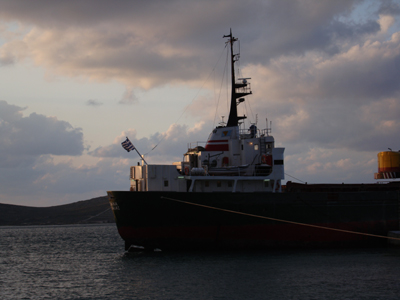 Φορτηγό πλοίο έβαλε νερά