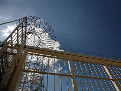 Ερώτηση για τον ξυλοδαρμό κρατούμενου