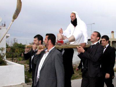 Ντύθηκε Άραβας για να πάει στον γάμο του