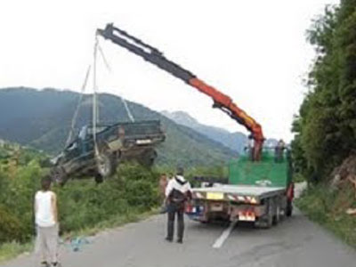 Έπεσαν σε γκρεμό με το αγροτικό
