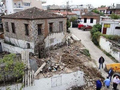 Κατεδάφισαν ετοιμόρροπα κτίσματα στη Θήβα