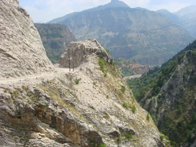 Βρήκαν ανθρώπινο σκελετό μέσα σε Ι.Χ. που έπεσε στον γκρεμό