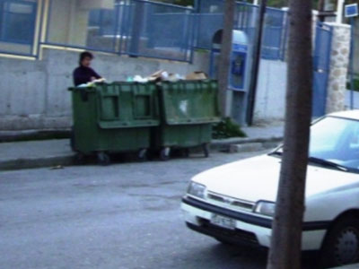 Ρόδος, 2010: Ψάχνει για φαγητό στα σκουπίδια!