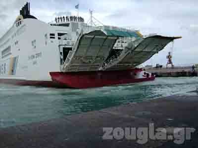 Έφθασε το πρώτο ελληνικό πλοίο από τη Λιβύη – Καρέ-καρέ η αποβίβαση των επιβατών