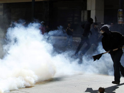 Ψέκασαν ακόμα και τους τυφλούς διαδηλωτές!