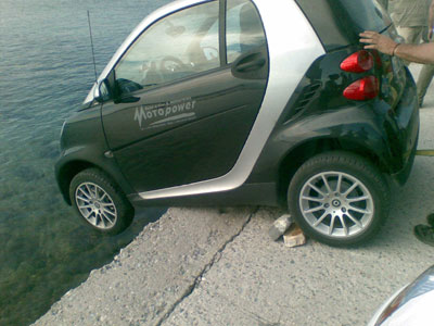 Παραλίγο να πέσουν στην θάλασσα με το Ι.Χ.