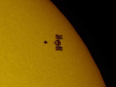 O Διεθνής Διαστημικός Σταθμός ISS μπροστά από τον Ήλιο