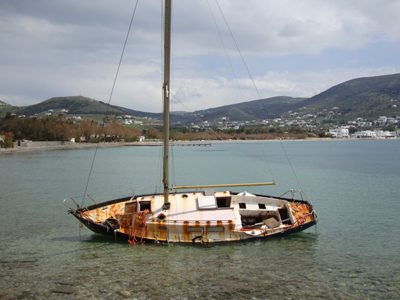 Καθαρίζουν τις παραλίες από τις παλιόβαρκες