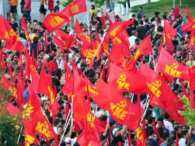 «Ξηλώνουν μόνο τις αφίσες της Κ.Ν.Ε.»