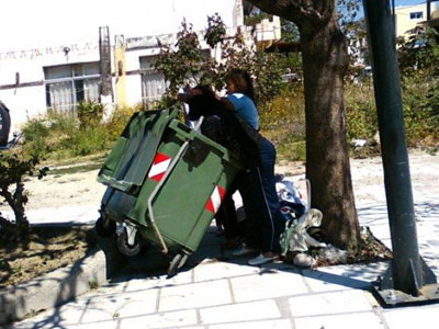 Ψάχνουν στα σκουπίδια για να ζήσουν