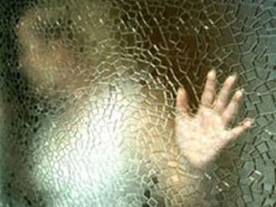 Κυκλοφορούσε ημίγυμνη ζητώντας βοήθεια