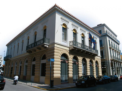 Διαμαρτυρήθηκαν έξω από το Δημαρχείο Καλαμάτας