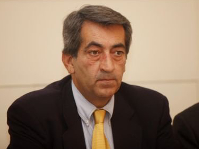 Κατά του Καρέλλα για τη λειτουργία των καταστημάτων την Κυριακή