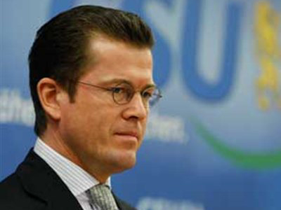 Κατηγορούν για λογοκλοπή τον Γερμανό υπουργό Άμυνας