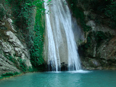 Έσωσαν ιερέα στους καταρράκτες της Νέδα