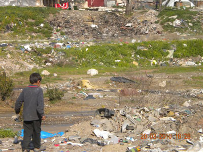 Παιδιά κάνουν «παρέα» με ποντίκια έξω από τη Λαμία