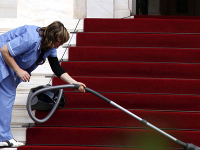 Εξοφλούνται τα δεδουλευμένα καθαριστριών σχολείων