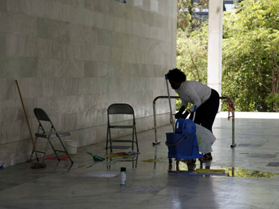 Εργασιακός μεσαίωνας στα εργολαβικά συνεργεία καθαρισμού