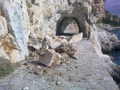 Κατολίσθηση στον πεζόδρομο της Αρβανιτιάς