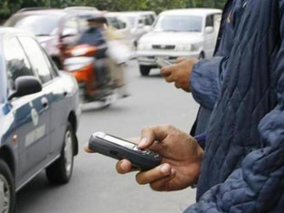 Τους άρπαξαν τα κινητά