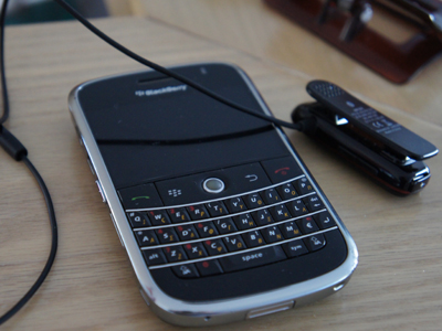 Έκλεψε χρήματα, υπολογιστή και κινητά