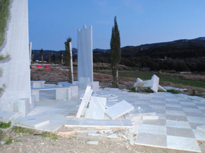 Έσπασαν τα μάρμαρα στο μνημείο του Ιπποκράτη