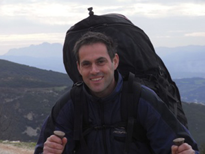 Διασχίζει πετώντας την Πελοπόννησο