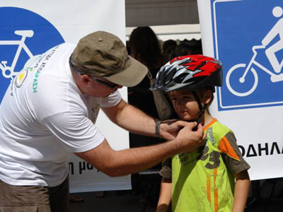 Τίμησαν τον νεκρό, μοίρασαν κράνη
