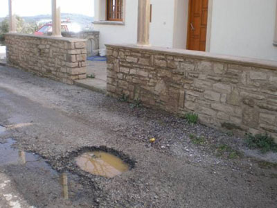 Γέμισε με λακκούβες τους δρόμους η ΕΥΑΘ